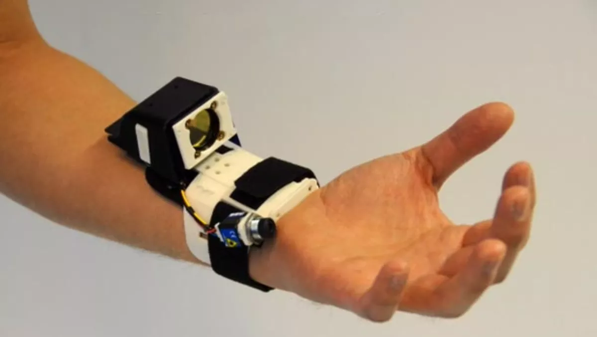 Microsoft senses hands on need for mobile device