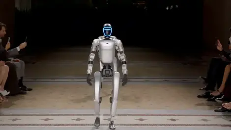 Fashion weeks give AI & robots a mainstream spotlight